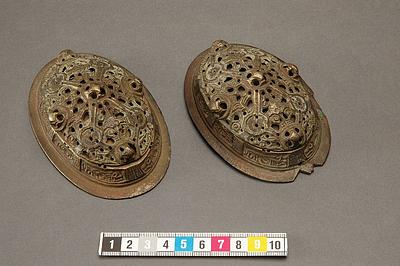 Wikingerzeitliche Schalenbroschen aus Birka (Schwarze Erde) vom Typ P51; Bronze mit Weißmetall, aus zwei Schalen, die mit Metalldraht verbunden wurden. Quelle: SHM