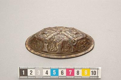 Wikingerzeitliche Schalenbrosche aus Birka (Schwarze Erde) vom Typ P37; Bronze. Quelle: SHM