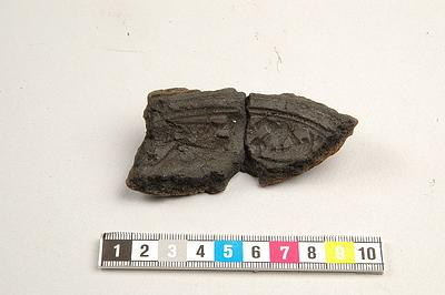 Gussformfragment einer ovalen Schalenspange aus Lehm, welches in der Schwarzen Erde geborgen wurde. Quelle: SHM