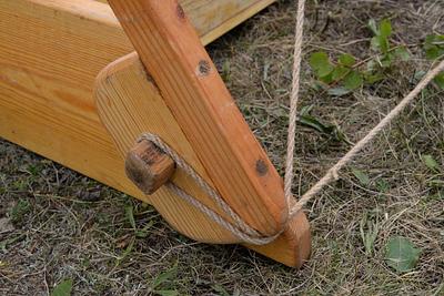 Die Holznägel zur Befestigung des Gestänges dienen auch als Umlenkpunkt für die diagonalen Spannseile