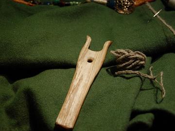 Kleiderverzierung mit Kordeln